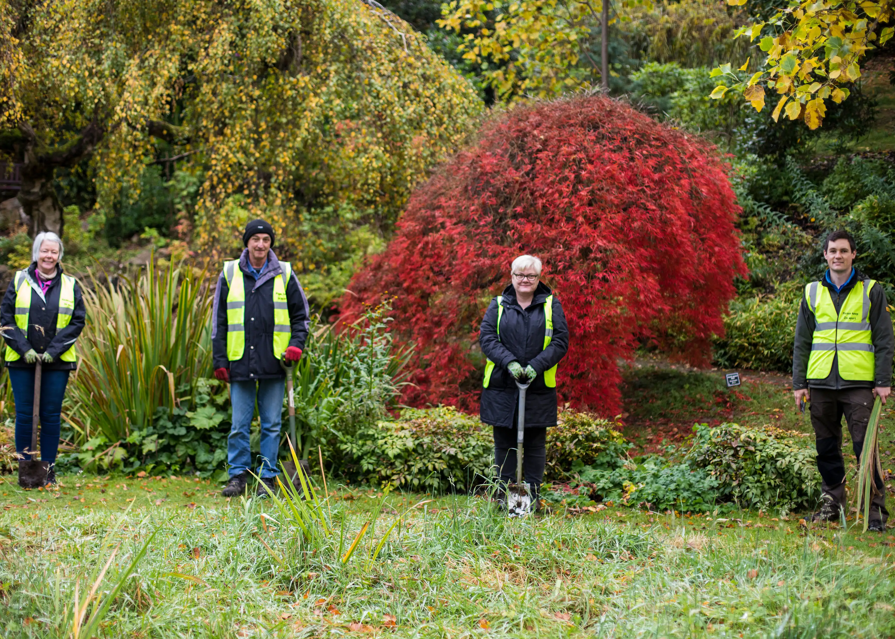 09---volunteers-working-in-gardens.jpg